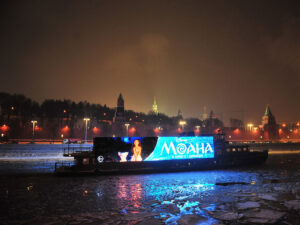 kruiz-po-vsemu-centru-stolicy-na-komfortabelnom-teplohode-zhyul-vern-03