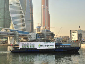 kruiz-po-vsemu-centru-stolicy-na-komfortabelnom-teplohode-zhyul-vern-04