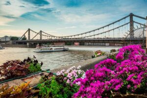 krymskiy-most-progulka-na-rechnom-tramvaychike-s-ekskursiey-na-bortu-teplokhoda-01