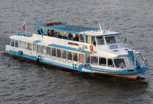 krymskiy-most-progulka-na-rechnom-tramvaychike-s-ekskursiey-na-bortu-teplokhoda-02