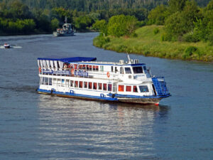 moskva-zlatoglavaya-rechnaya-progulka-na-teplokhode-avgustina-03