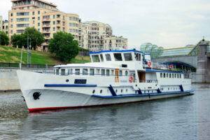 muzykalniy-kruiz-s-zhivoy-muzykoy-uzhinom-i-prosmotrom-salyuta-v-den-rossii-02