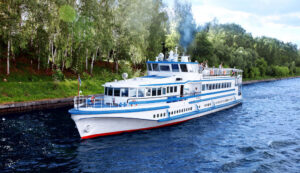 muzykalniy-kruiz-s-zhivoy-muzykoy-uzhinom-i-prosmotrom-salyuta-v-den-rossii-03