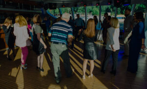 muzykalnyj-ehkspress-s-uzhinom-i-di-dzheem-na-bortu1