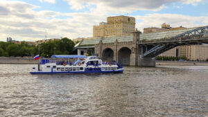 na-retro-tramvaychike-po-tsentru-moskvy-ot-prichala-kitay-gorod-ustinskiy-vorobevy-gory-03