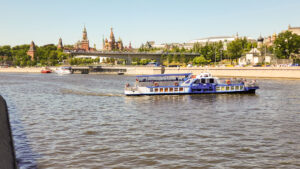 na-retro-tramvaychike-po-tsentru-moskvy-ot-prichala-kitay-gorod-ustinskiy-vorobevy-gory-05