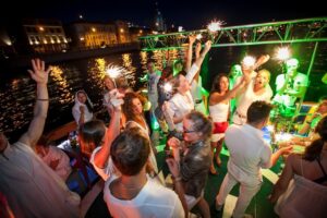 nochnaya-diskoteka-na-teplohode-po-moskve-reke-03