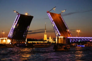 nochnaya-rechnaya-ekskursiya-v-sankt-peterburge-pod-razvedennymi-mostami-01