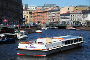 nochnaya-rechnaya-ekskursiya-v-sankt-peterburge-pod-razvedennymi-mostami-02