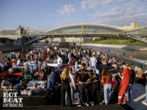 nochnoy-koshmar-na-korable-prizrake-loft-boat-v-kanun-dnya-vsekh-svyatykh-khellouin-07