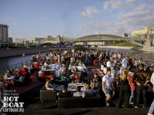 nochnoy-koshmar-na-korable-prizrake-loft-boat-v-kanun-dnya-vsekh-svyatykh-khellouin-08