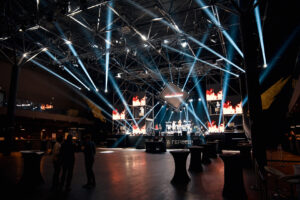 noviy-god-2024-v-kontsertnom-zale-atmosfera-amfiteatr-09