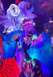 noviy-god-2024-v-kontsertnom-zale-atmosfera-amfiteatr-11