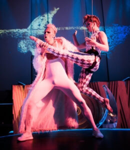 noviy-god-2024-v-kontsertnom-zale-atmosfera-amfiteatr-12