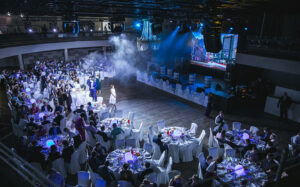 noviy-god-2024-v-kontsertnom-zale-atmosfera-amfiteatr-13