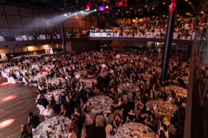 noviy-god-2024-v-kontsertnom-zale-atmosfera-amfiteatr-14