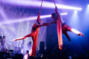 noviy-god-2024-v-kontsertnom-zale-atmosfera-amfiteatr-20