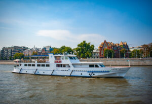 novogodnie-i-rozhdestvenskie-rechnye-progulki-s-prazdnichnym-uzhinom-02