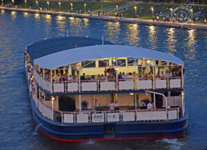 novogodnyaya-noch-2020-na-teplohode-s-razvlekatelnoy-programmoy-vedushchim-i-uzhinom-02