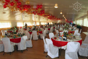 novogodnyaya-noch-2020-na-teplohode-s-razvlekatelnoy-programmoy-vedushchim-i-uzhinom-03