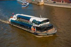 novogodnyaya-noch-2022-na-panoramnom-teplokhode-zhemchuzhina-02