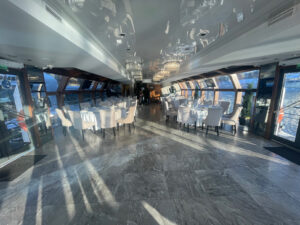 novogodnyaya-noch-2022-na-panoramnom-teplokhode-zhemchuzhina-06