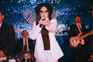 novogodnyaya-noch-v-banketnom-zale-triumf-kholl-11