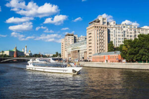 park-gorkogo-maliy-prichal-obzornaya-progulka-na-komfortabelnykh-teplokhodakh-04