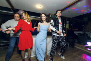 posledniy-zvonok-na-teplokhode-s-furshetom-i-prazdnichnoy-programmoy-002