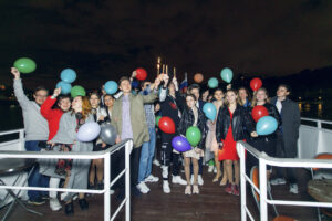 posledniy-zvonok-na-teplokhode-s-furshetom-i-prazdnichnoy-programmoy-009