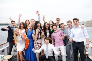 posledniy-zvonok-na-teplokhode-s-furshetom-i-prazdnichnoy-programmoy-01