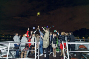 posledniy-zvonok-na-teplokhode-s-furshetom-i-prazdnichnoy-programmoy-011