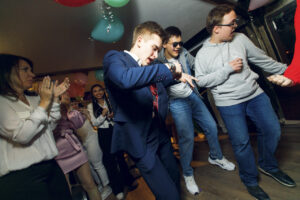 posledniy-zvonok-na-teplokhode-s-furshetom-i-prazdnichnoy-programmoy-013