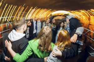 posledniy-zvonok-na-teplokhode-s-furshetom-i-prazdnichnoy-programmoy-014