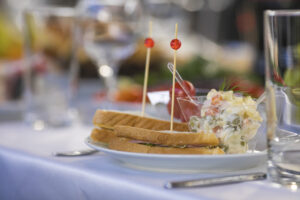 posledniy-zvonok-na-teplokhode-s-furshetom-i-prazdnichnoy-programmoy-017