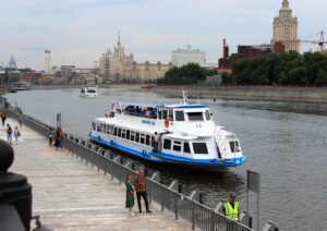 poznavatelnaya-rechnaya-progulka-gde-zimuyut-teplokhody-02