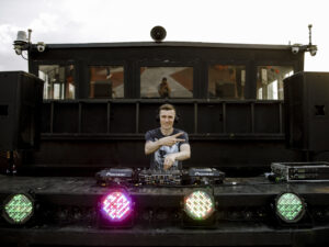 prazdnichniy-dance-weekend-12-iyunya-na-ogromnom-teplokhode-loft-boat-06