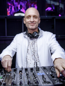 prazdnichniy-dance-weekend-12-iyunya-na-ogromnom-teplokhode-loft-boat-14