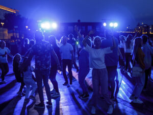 prazdnichniy-dance-weekend-12-iyunya-na-ogromnom-teplokhode-loft-boat-15