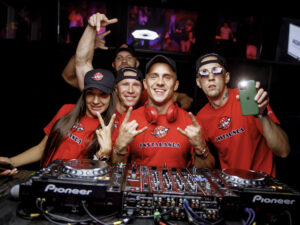 prazdnichniy-dance-weekend-12-iyunya-na-ogromnom-teplokhode-loft-boat-18