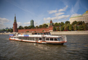 prazdnichniy-kruiz-s-uzhinom-na-bortu-12-iyunya-v-den-rossii-ot-moskva-siti-04