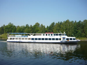 prazdnichniy-kruiz-v-den-goroda-2019-s-prosmotrom-salyuta-na-teplohode-02