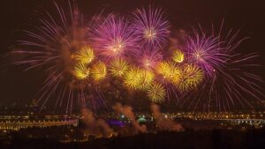 prazdnichniy-kruiz-v-den-goroda-2019-s-prosmotrom-salyuta-na-teplohode-03