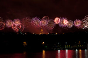 prazdnichniy-kruiz-v-den-goroda-2019-s-prosmotrom-salyuta-na-teplohode-04