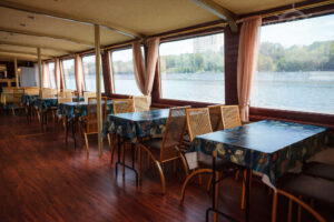 prazdnichniy-kruiz-v-den-goroda-2019-s-prosmotrom-salyuta-na-teplohode-05