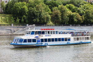 prazdnichniy-kruiz-v-den-goroda-2019-s-prosmotrom-salyuta-na-teplohode-06