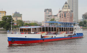 prazdnichniy-kruiz-v-den-goroda-2021-s-prosmotrom-salyuta-na-teplokhode-022