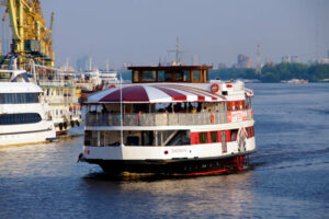 prazdnichniy-reys-9maya-na-dvukhpalubnom-kolesnom-teplokhode-anna-karenina-02