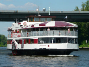 prazdnichniy-reys-9maya-na-dvukhpalubnom-kolesnom-teplokhode-anna-karenina-03