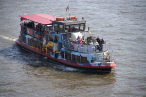 prazdnichniy-reys-9maya-na-rechnom-retro-tramvaychike-sovetskiy-soyuz-03